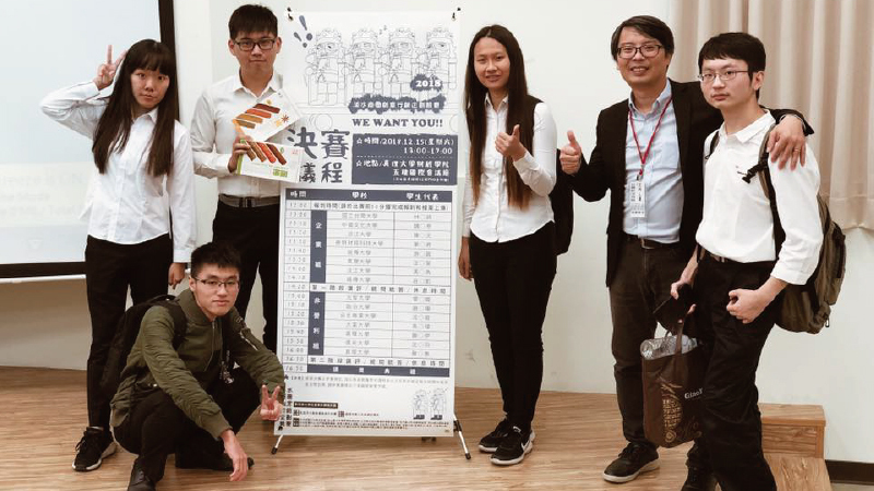 本校創意競賽團隊合影圖片
