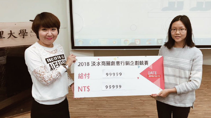 本校校友與公關組李組長頒獎予同學圖片