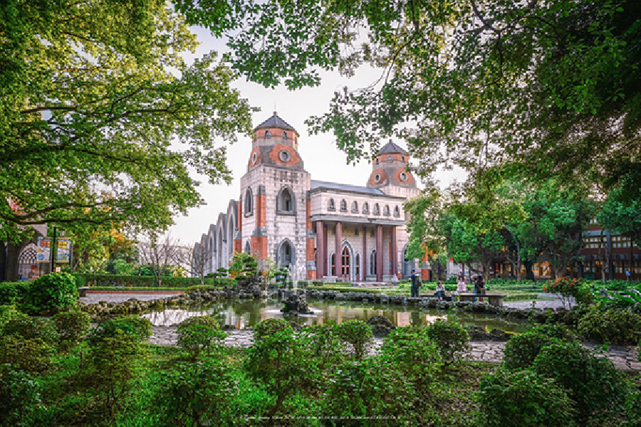 真理大學大禮堂與前方美苑取景