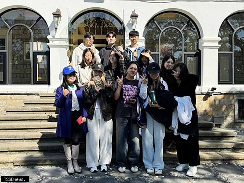 真理大學華語文中心主任陳雅齡帶領韓國漢陽大學至巫登益美術館參訪圖片