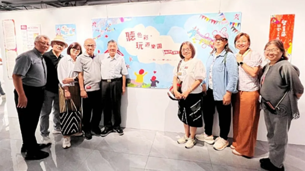 聽色彩‧玩遊樂園 真理樂齡大學學員化身藝術志工圖片