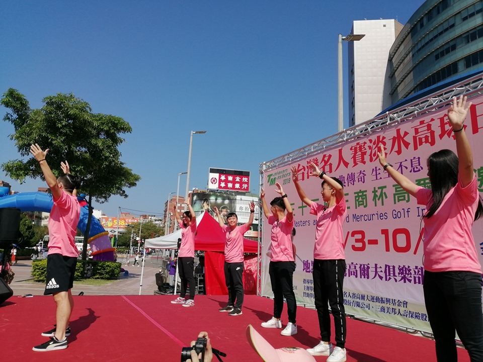 台上的學生們帶動全場的氣氛