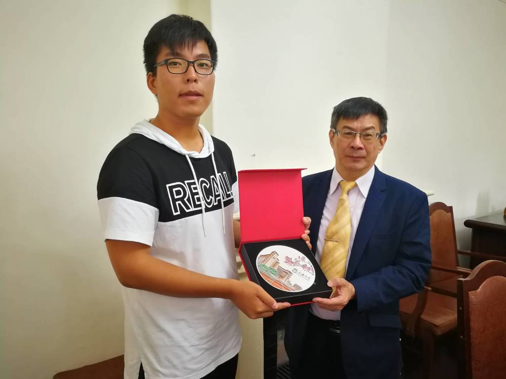 上海大學學生代表送紀念品予本校圖片