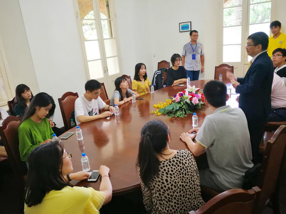 陳奇銘校長親自接待並介紹淡水著名景點與本校地緣特別的關係圖片