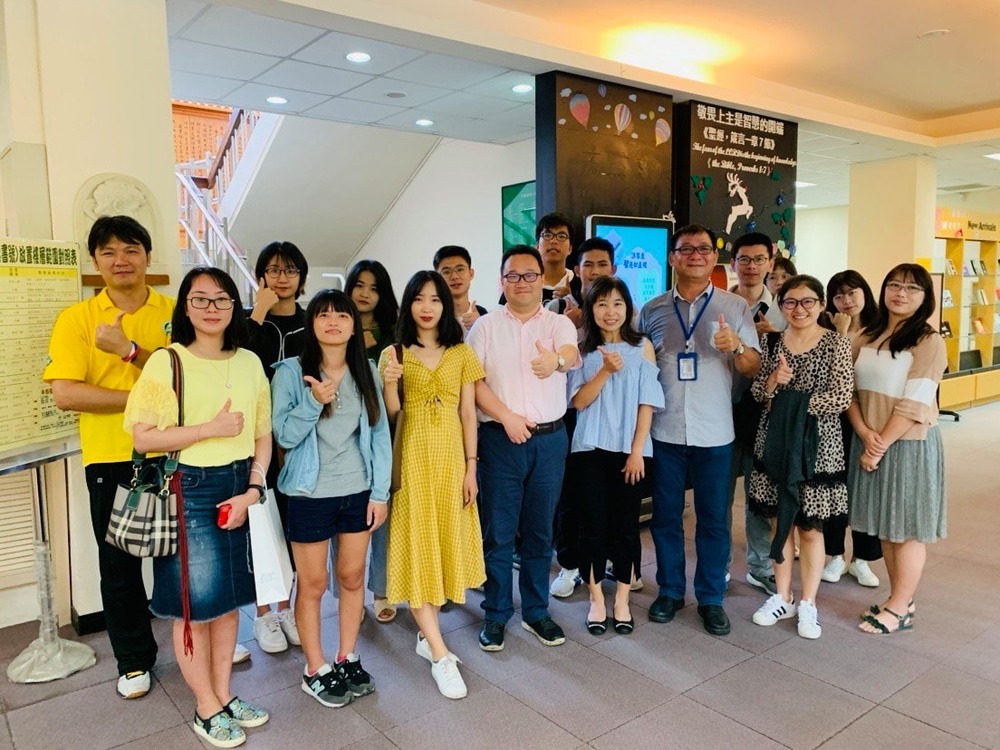 上海大學訪台交流團於校圖書館合影圖片