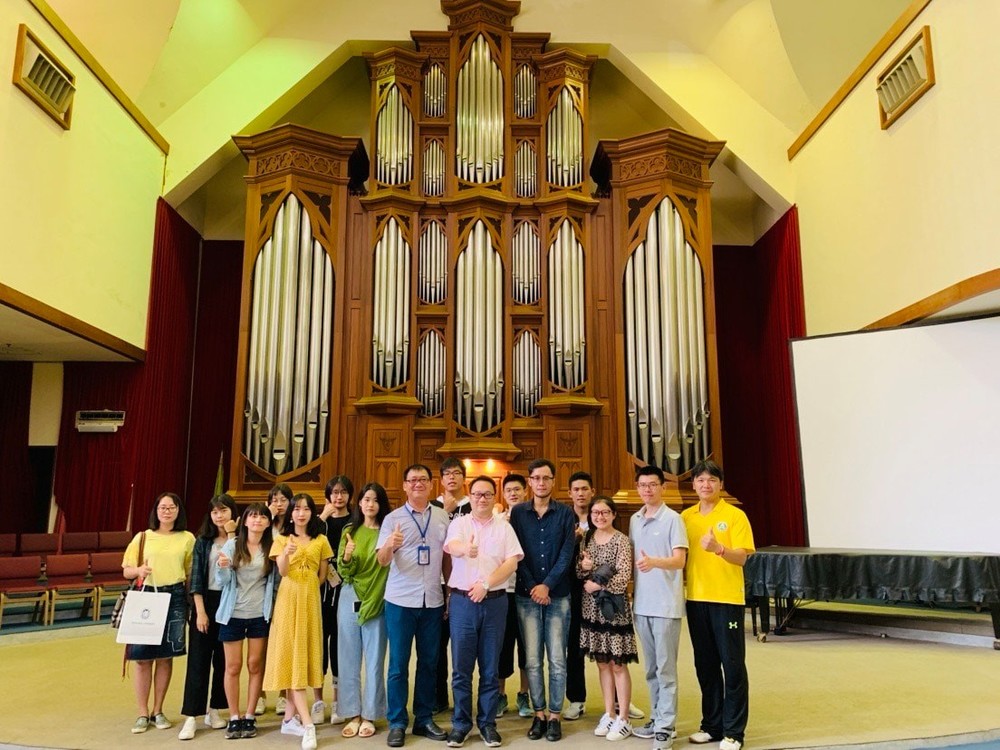 上海大學訪台交流團於大禮拜堂管風琴前合影圖片