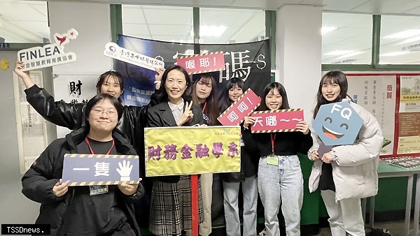 真大財務金融學系系主任林惠文（前排左二）與學生合影留念。