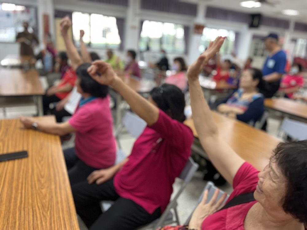 真理大學為協助社區長輩與青年共同創作學習