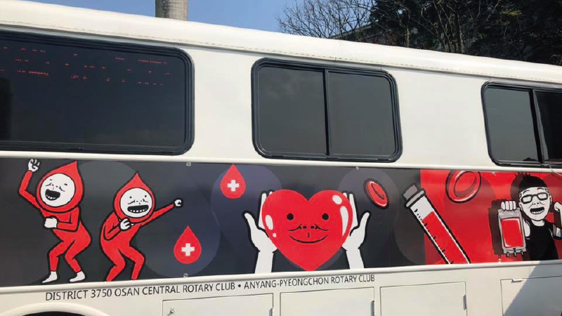 當天捐血車外觀，插畫家Duncan背書氣勢就是不一樣