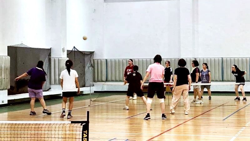 樂齡市民與⼤專青年攜⼿上場打球，以球會友，推廣健康⽣活與代間交流