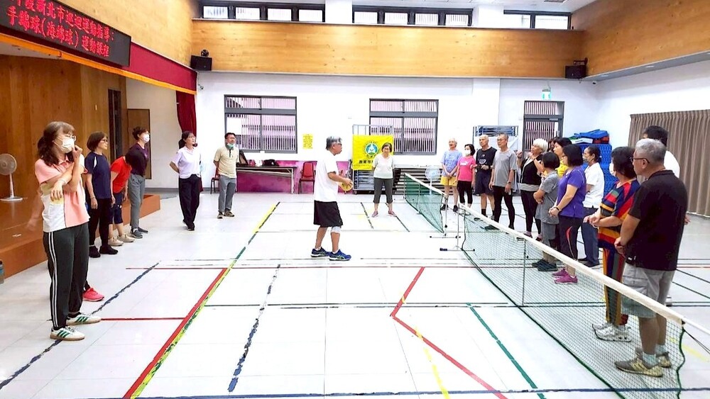 真理⼤學⼿綿球社團師⽣前往三峽與在地民眾進⾏運動交流，共享⼿綿球樂趣