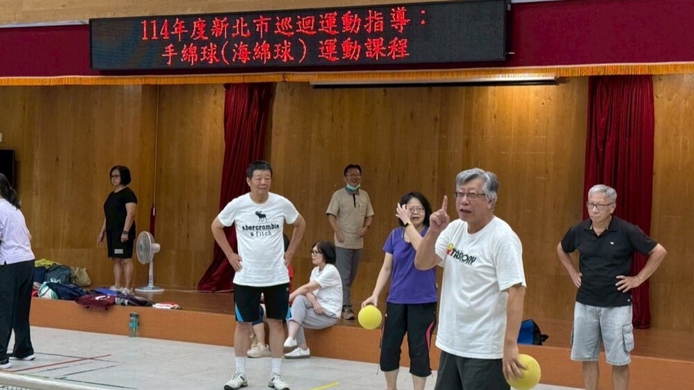 游宗仁⽼師(右⼆)現場親⾃指導動作，帶領參與者認識⼿綿球技巧與規則