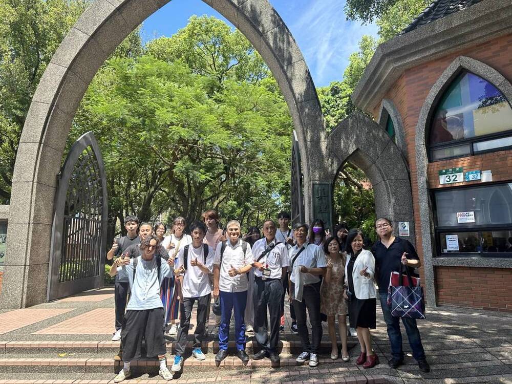 進修推廣部主任李沿儒國際事務中心主任陳雅齡與星城大學師生於學校校門合影