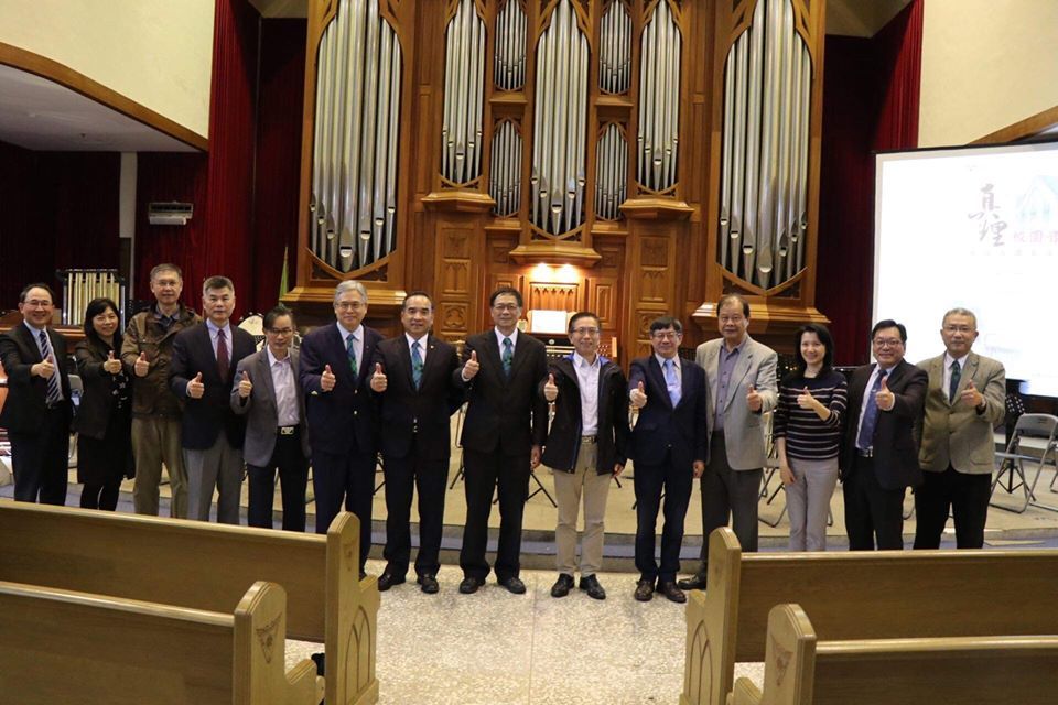 本音樂會演出大成功,與會貴賓與本校主管結束合照