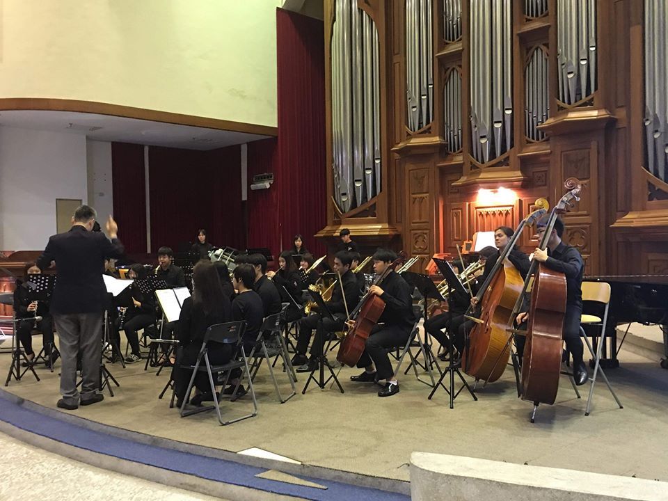 本校名指揮家音樂系許双亮主任率本校弦樂團演出