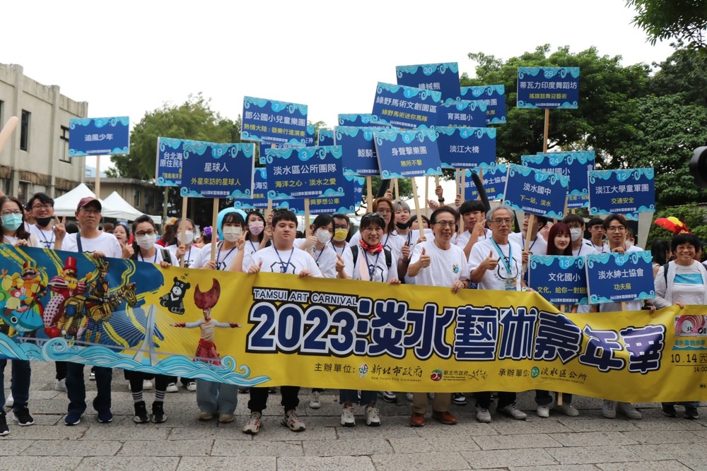 真理觀光師生協助踩街隊伍手舉隊牌的「掌旗人」支援圖片