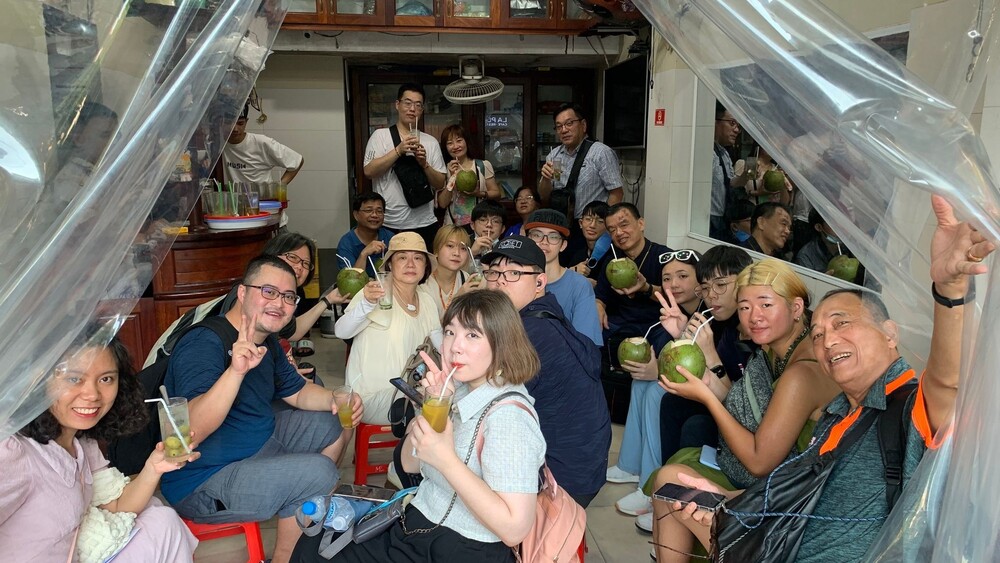 天氣炎熱師生們共飲椰子水
