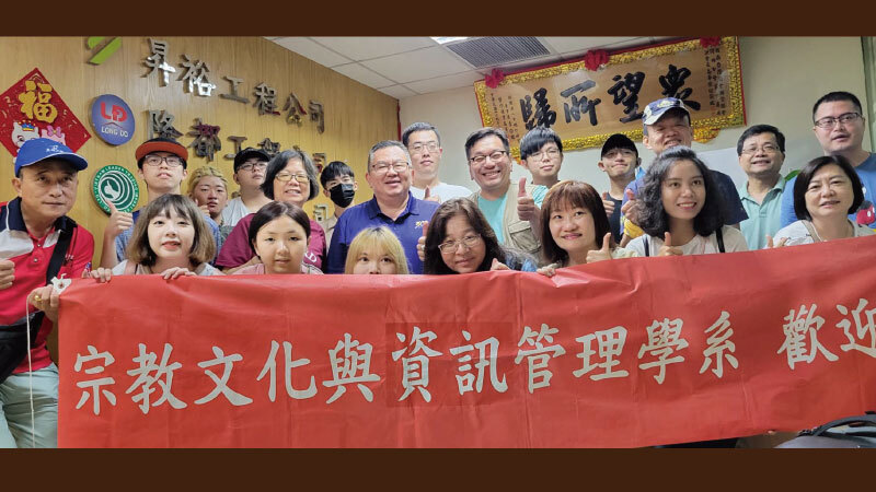 越南臺灣商會聯合總會河內分會洪志華會長與來訪的真理宗資系師生們合影