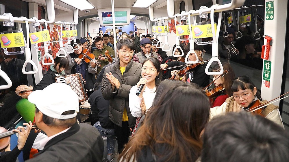 本校學生們於輕軌車廂與現場乘客同樂