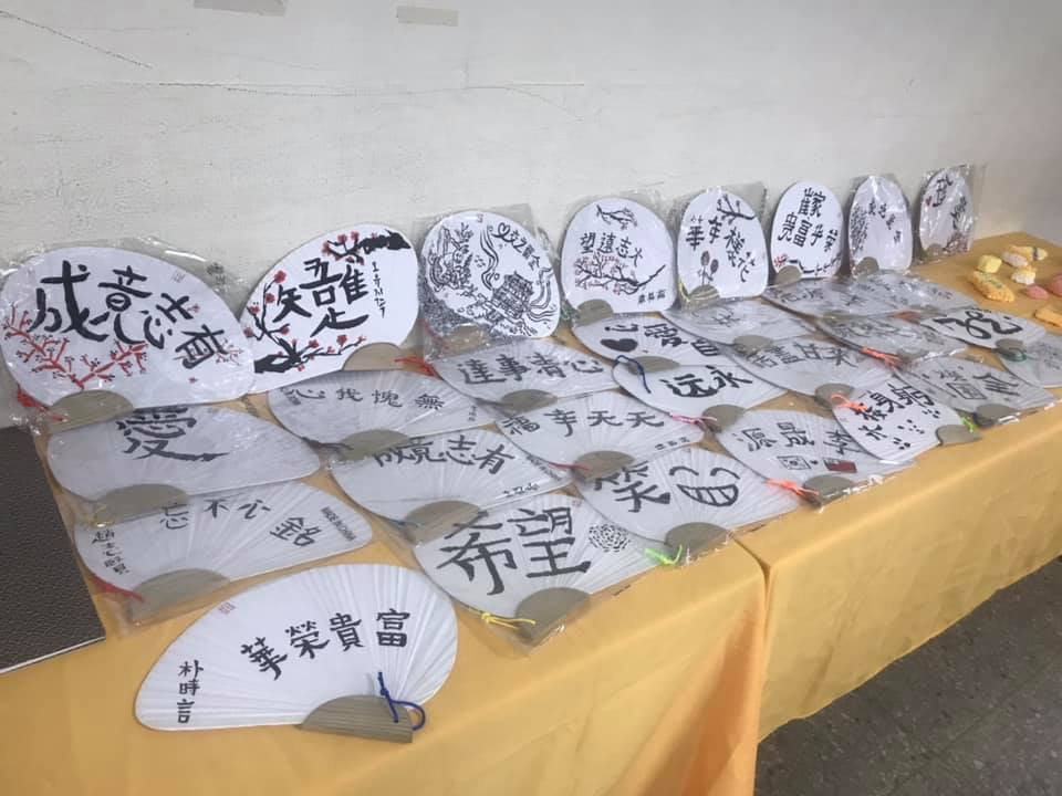 作品展示:學員使用漢字於扇子上留筆