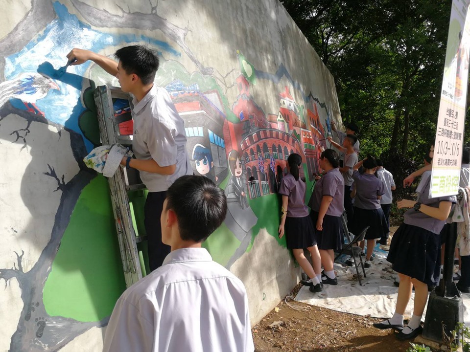 淡江高中美術班同學們於三H學苑宿舍愛智門旁圍牆彩繪