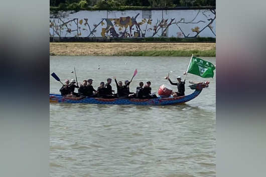 真理大學在「2022台北國際龍舟錦標賽」獲得小型龍舟公開男子組第一名。圖片