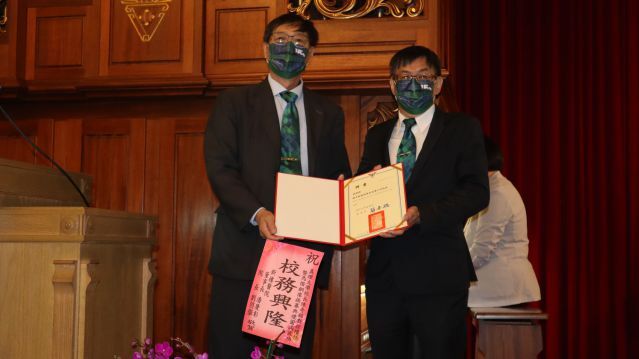 真理董事長簡安硌代表董事會頒發聘書予陳奇銘校長圖片