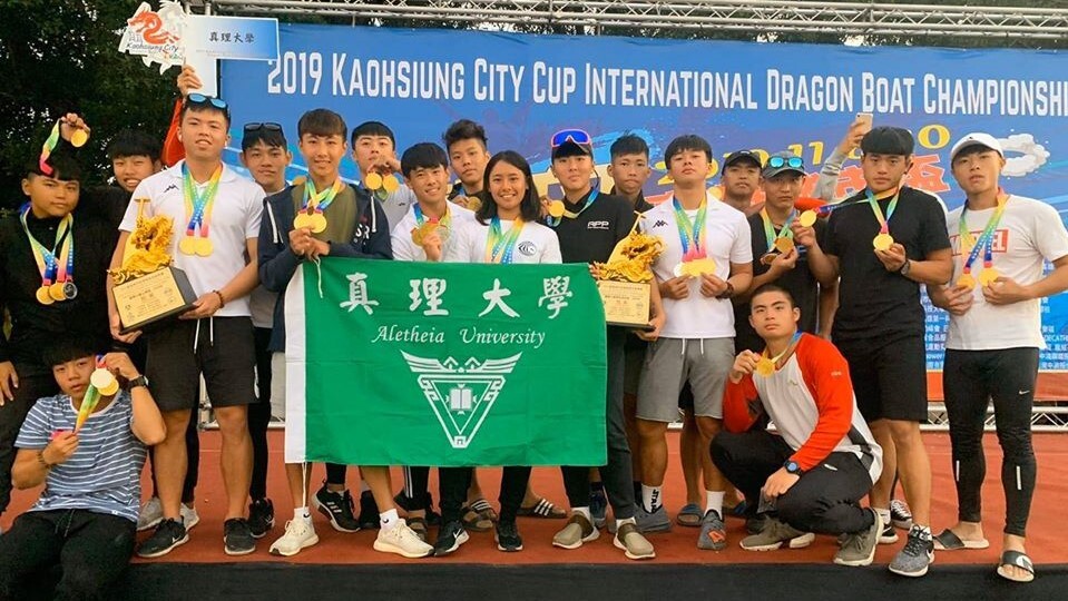 真理龍舟隊再次奪得雙冠,本校龍舟隊隊員現場領獎合影
