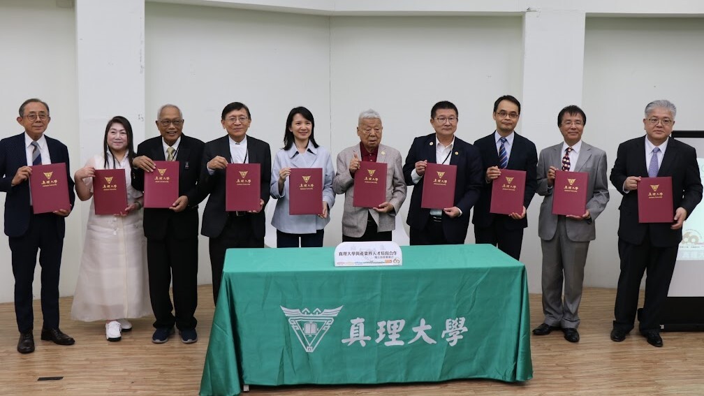 張聰聯(左三)促成 真理大學產學合作全面升級
