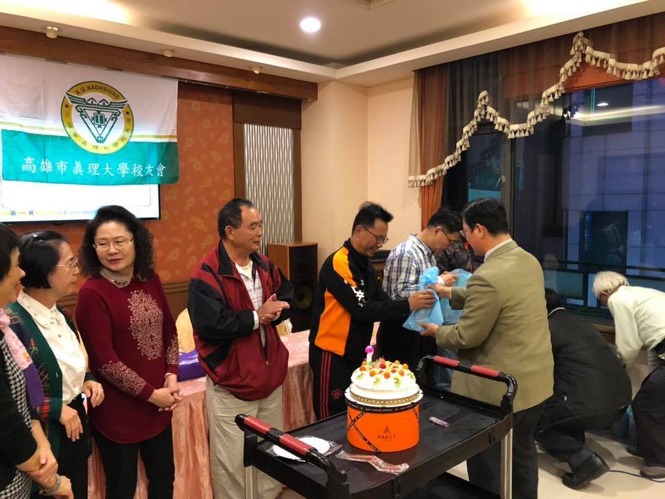 高雄校友會聚會活動:理事長發送禮物予壽星