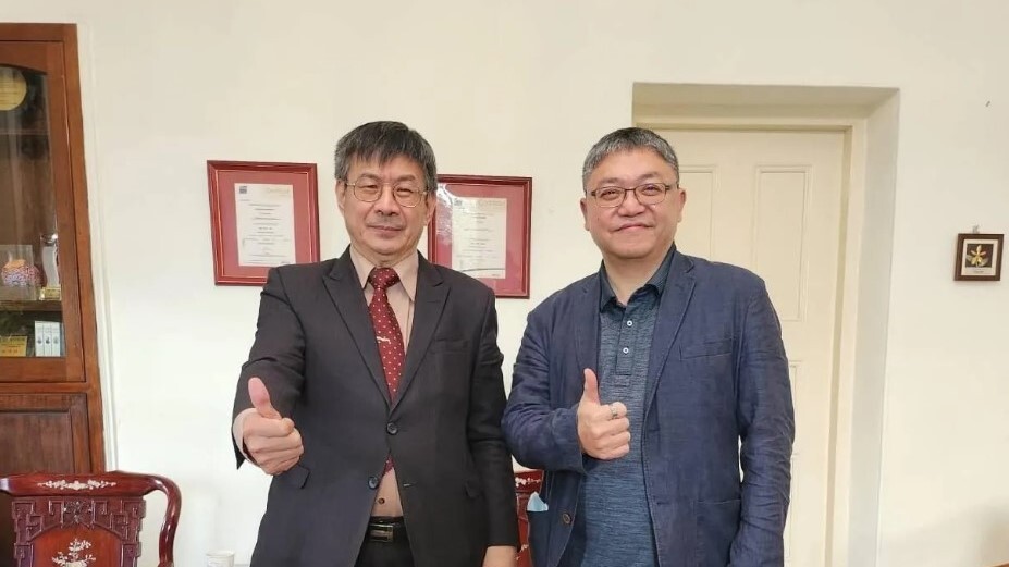 真理大學校長陳奇銘(左)及ESG智慧永續碳權交易研究中心主任楊豐松(右)
