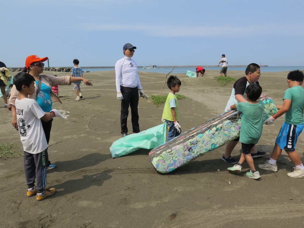 淨灘不分老幼大小