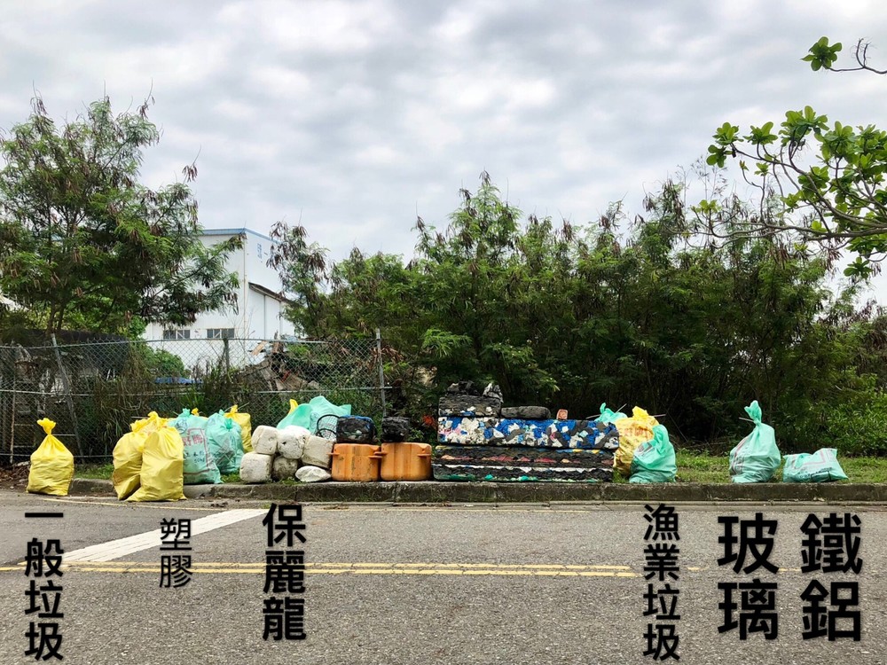 在大家努力之下,總共清除300多公斤的垃圾