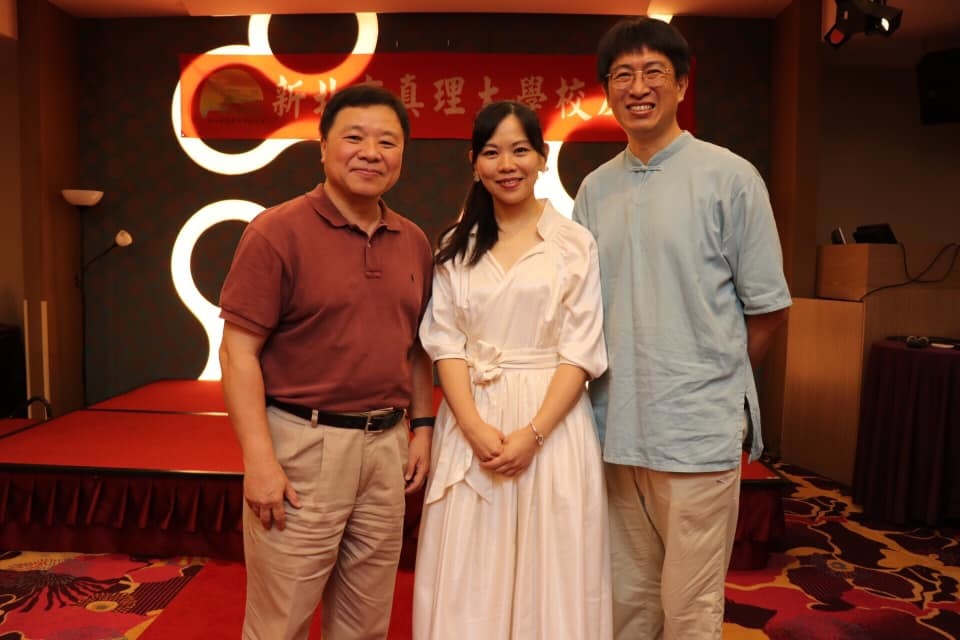 畢業後師生相見歡(林炳勳老師與畢業校友合照)圖片