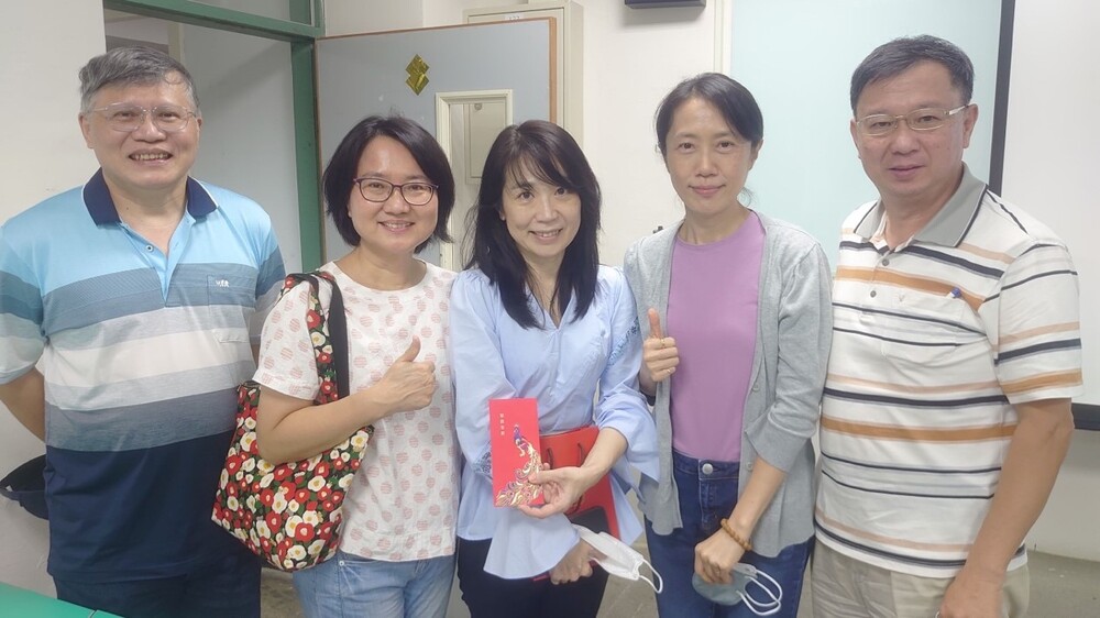 照片從左至右,張文武老師、楊郁梅校友、陳柏如老師、林惠文主任、黃泉興老師