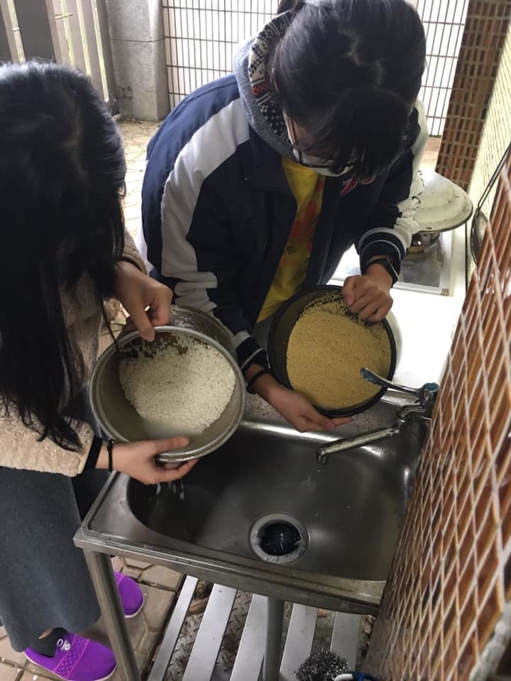 釀小米酒第一步當然是先把米洗乾淨