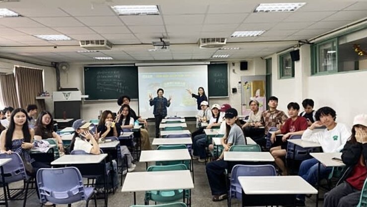 真理大學日前在通識課程「文學與藝術」中，舉辦了一場跨越國界的傳統藝術講座圖片