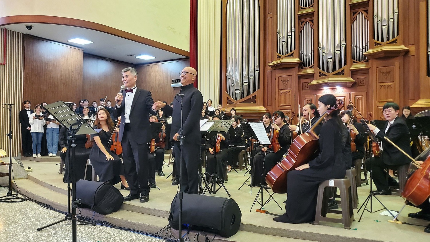 管弦樂團、道德重整合唱團、合唱團聯合演出