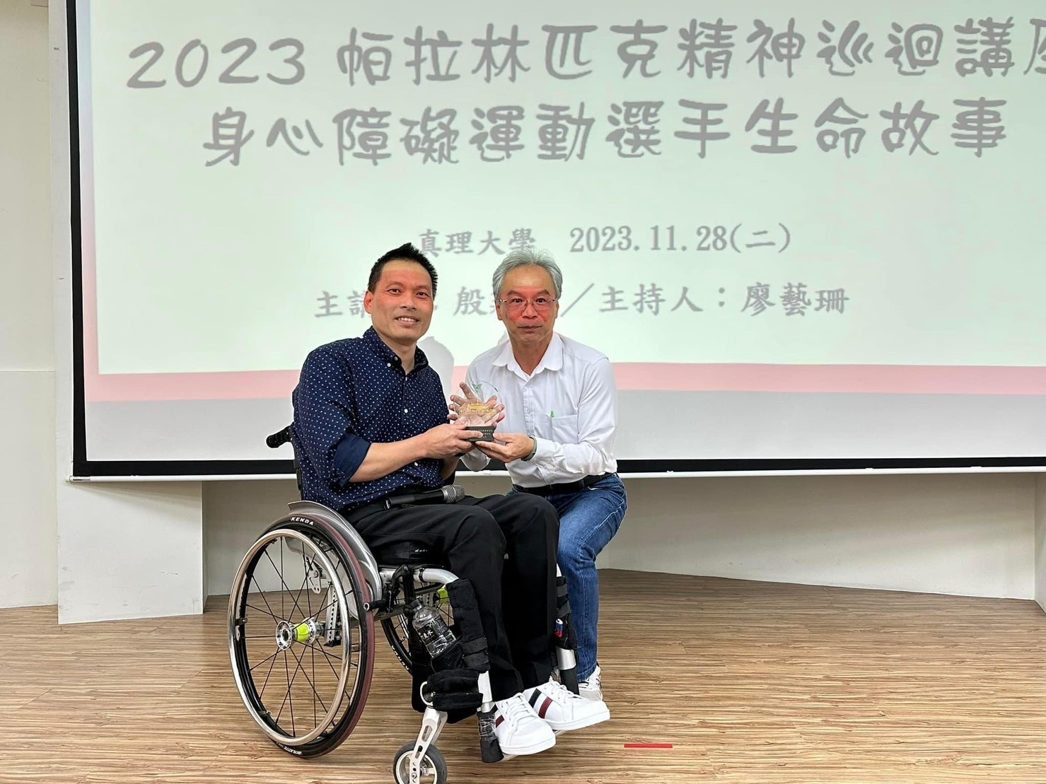 真理大學觀光休閒與運動學院鄭俊傑院長頒發感謝講座予殷建平講者圖片