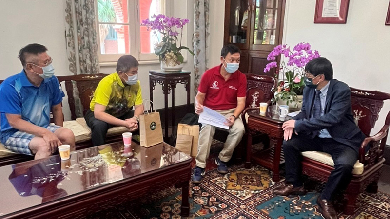 真理大學陳奇銘校長(右一)與中華民國匹克球協會陳朝鍵理事長(右二)洽談合作內容