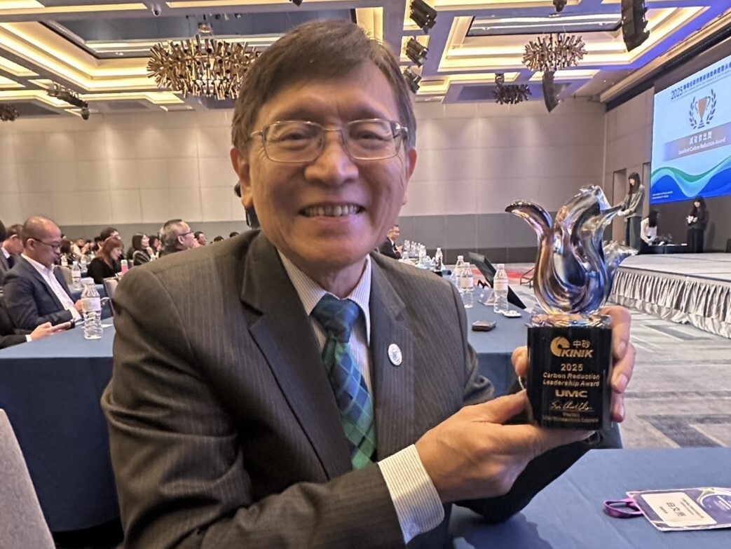 白文亮學長(副董事長)代表中國砂輪領獎