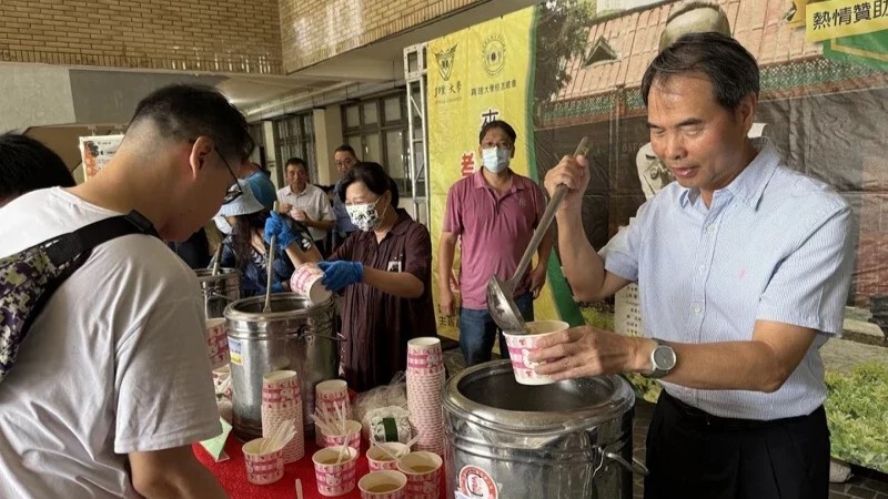企業校友一起共同為同學將湯品裝好並且送上考試過關的祝福。