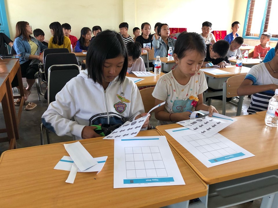 緬甸臘戍市學生剪紙認字的學習