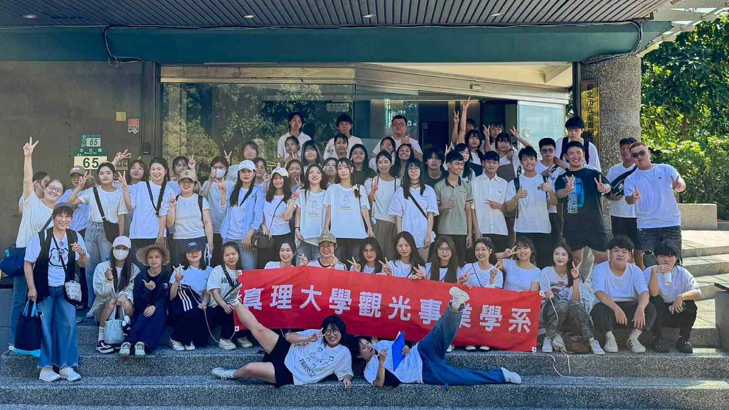 真理大學觀光系師生於協會前合影