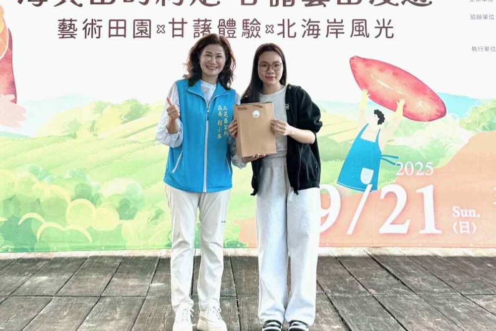 三芝區區長賴小萍區長贈與紀念品予本校觀光系學生代表