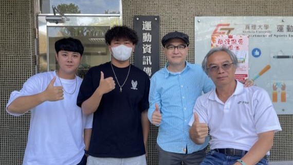 院長鄭俊傑(右一)、主任陳明耀(右二)與兩位同學張宥霖(左一)、龔潁(左二)圖片