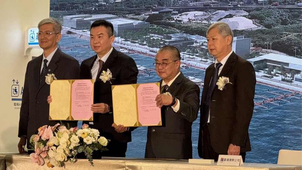 亞果遊艇集團董事長侯佑霖與基隆港務分公司高傳凱總經理簽署合約