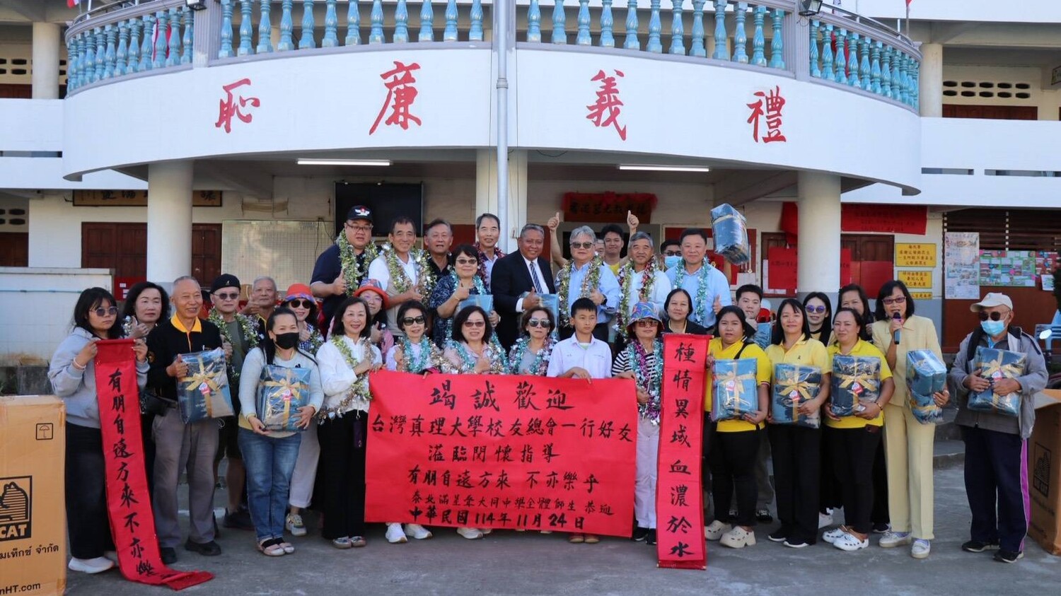 真大校友總會傳愛泰北於校園前合照