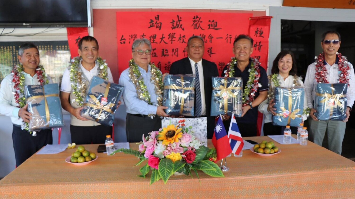 楊飛龍、葉文屏和王碧蘭（明德國小董事長）、張明光（大同中學校長）、洪堯昆、黃嘉興、王淄岑董事長