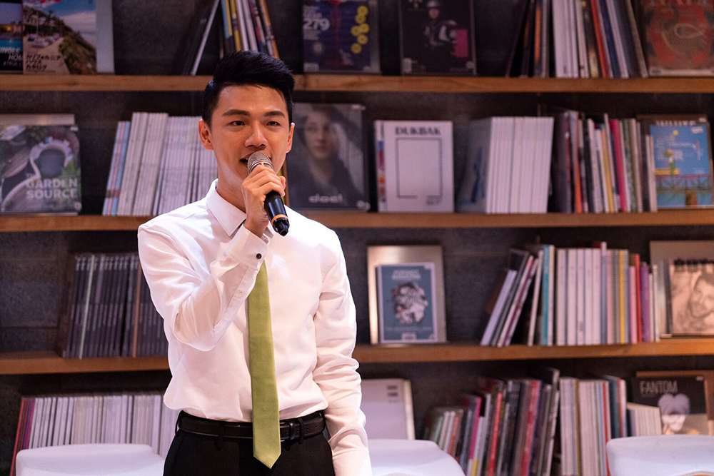 演員以嘹亮清脆的歌聲加上生動的故事獻聲說法圖片